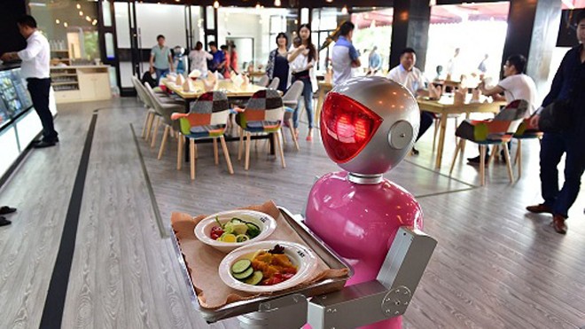 Nhà hàng ở Trung Quốc ra mắt robot bồi bàn Robot bồi bàn được thiết kế bắt mắt, có khả năng tránh trẻ em và thực khách đang rời khỏi bàn của mình. Ảnh: Eater