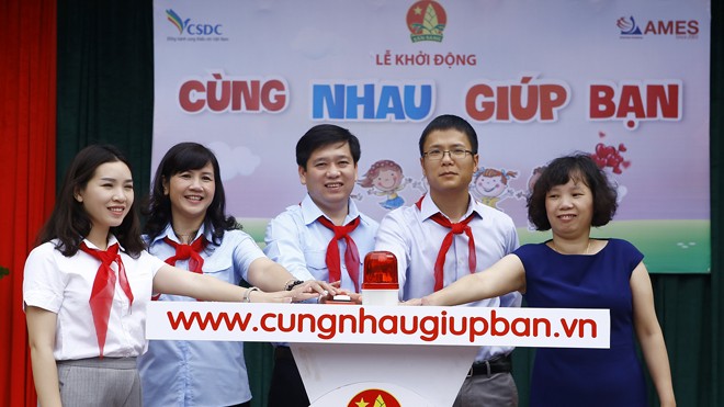 Khởi động giai đoạn 2 chương trình 'Cùng nhau giúp bạn' Đồng chí Nguyễn Long Hải, Bí thư TƯ Đoàn, Chủ tịch Hội đồng Đội Trung ương (giữa) cùng đại diện các đơn vị ấn nút khởi động chương trình.