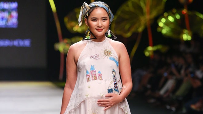 Phan Như Thảo bế bụng bầu đi catwalk Phan Như Thảo bế bụng bầu đi catwalk
