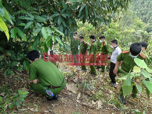 Phát hiện thi thể phụ nữ bị trói tay đang phân hủy Hiện trường nơi phát hiện tử thi.