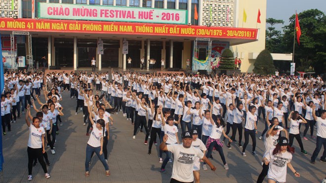 Hơn 1000 bạn trẻ nhảy Flashmob đón chào Festival Huế 2016 Trung tâm văn hóa thông tin tỉnh chật kín các bạn trẻ với những điệu nhảy sôi động.