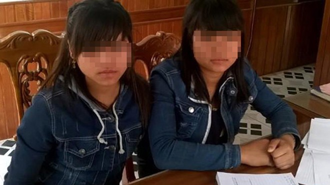 Hai thiếu nữ băng rừng, đào thoát khỏi bãi vàng khổ sai Hai phu vàng tại công an. Ảnh: C.A
