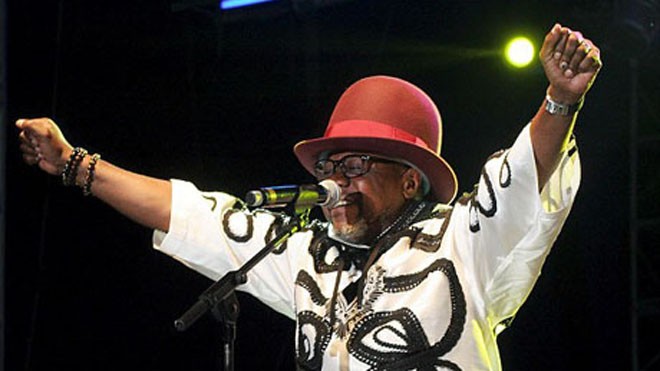“Ông vua rumba” của lục địa đen đột tử trên sân khấu Nam nghệ sĩ người Congo - Papa Wemba đang biểu diễn tại Lễ hội Âm nhạc Anoumabo tại thành phố Abidjan thuộc Bờ Biển Ngà thì bất ngờ ngã xuống sàn sân khấu.