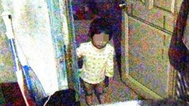 Mẹ mất vì đau tim, bé 3 tuổi sống sót nhiều ngày trong phòng khóa kín Em bé sống nhờ bánh mỳ và sữa chua trong ít nhất hai ngày. Ảnh: Mirror