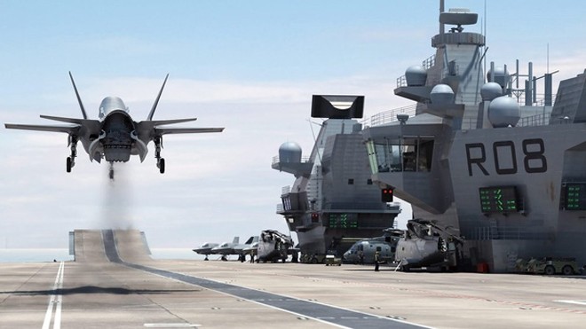 Siêu tiêm kích F-35 của Mỹ chỉ là 'hổ giấy'? Một máy bay chiến đấu F-35 của Mỹ hạ cánh xuống tàu sân bay. (Ảnh: US Defense)