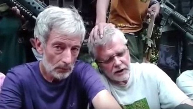 Phát hiện thi thể không đầu gần nơi con tin Canada bị giết Hai con tin Canada Robert Hall và John Ridsdel trong đoạn video phiến quân từng công bố. Ảnh: YouTube