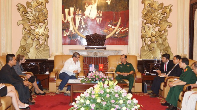Cựu binh Mỹ trao trả kỷ vật chiến trường Ông Edward F.Lewis và đại diện Bộ Quốc phòng Việt Nam trao đổi các thông tin tại buổi trao trả kỷ vật chiến trường