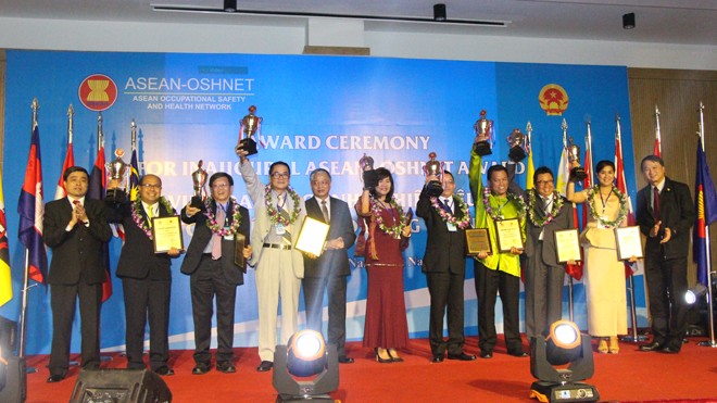 Trao giải thưởng an toàn lao động cho 14 DN trong khối ASEAN Ban điều phối mạng an toàn, vệ sinh lao động ASEAN vinh danh các DN trong khối ASEAN đạt giải thưởng về an toàn vệ sinh lao động. Ảnh: Đào Phan