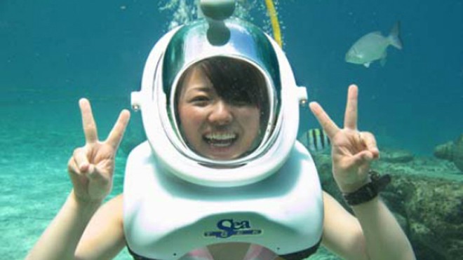 Cù Lao Chàm mở dịch vụ đi bộ dưới đáy biển Du khách đội chiếc mũ Sea - Trek tham gia đi bộ dưới biển. Ảnh: Seatrek cozumel.