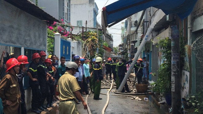 Cháy lớn sát trường mầm non, cô và trò hốt hoảng tháo chạy Hiện trường vụ cháy