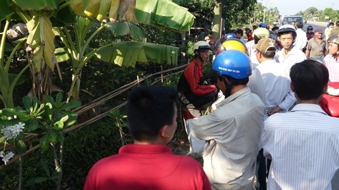 Nam thanh niên lạc tay lái vào vườn chuối tử vong Sự việc thu hút nhiều người dân hiếu kỳ.