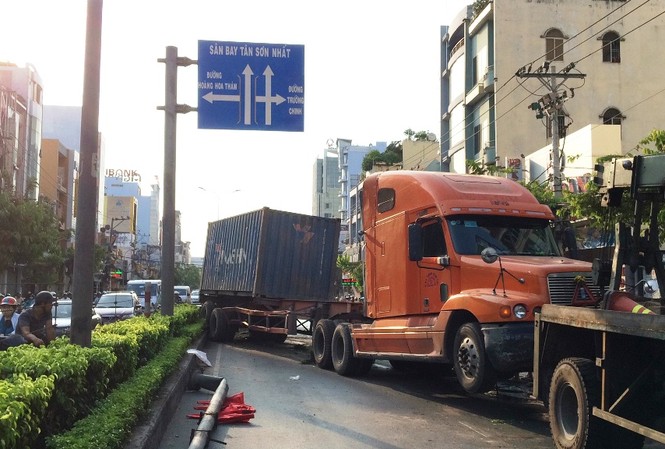 Xe container cày nát dải phân cách, tông gãy trụ đèn Hiện trường vụ tai nạn.