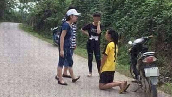 Nữ sinh lớp 9 bắt bạn quỳ giữa đường xin lỗi Nữ sinh lớp 9 bị bạn trường khác bắt quỳ xin lỗi. Ảnh: Tin nóng Lạng Sơn