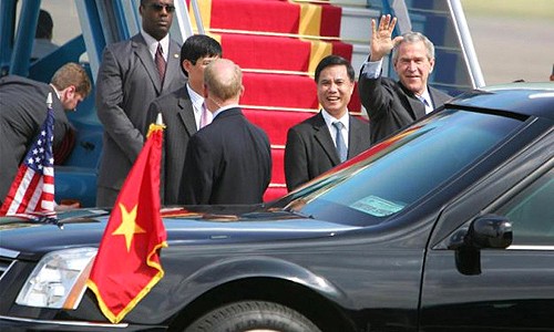 Mục kích xe tổng thống Mỹ ở Việt Nam Ngày 17/11/2006, tổng thống Mỹ khi đó là George W. Bush bắt đầu chuyến thăm chính thức Việt Nam và dự Hội nghị cấp cao APEC, từ 17-20/11. Phương tiện để Bush di chuyển ở Việt Nam là chiếc limousine Cadillac One. Ảnh: Tuoitre.