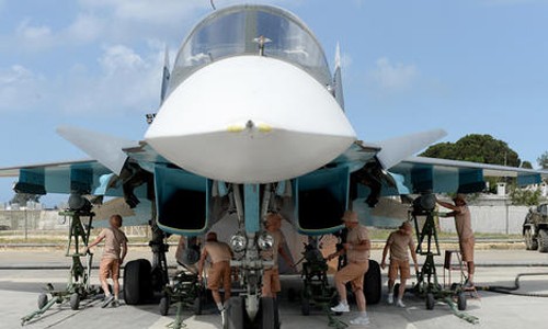 Một ngày cùng lính Nga diệt IS ở Syria Các nhân viên kỹ thuật Nga đang gắn bom lên máy bay Su-34 tại căn cứ không quân Hmeymim. Ảnh: RBTH