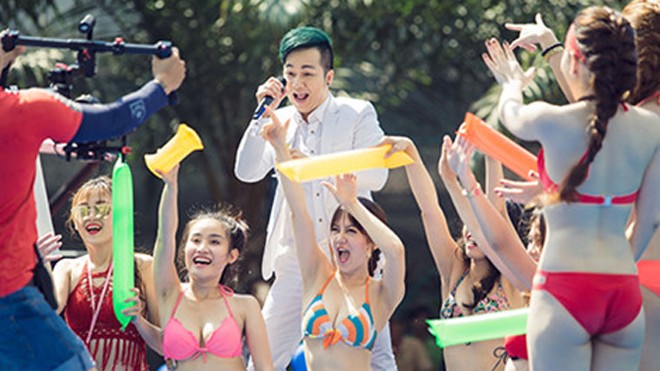 Mặc bikini hát bolero, được không? Ca sĩ Quách Tuấn Du trong video Bolero Mix - Quách Tuấn Du Pool Party phát trên YouTube ngày 6-5 vừa qua. Ảnh: QT