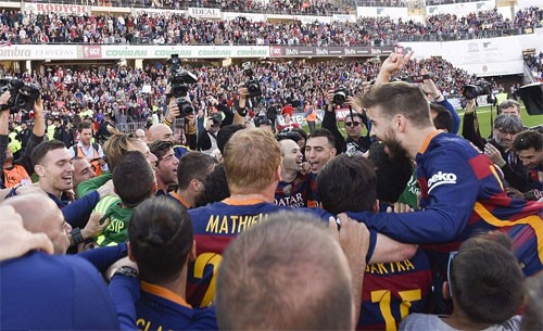 ‘Barca như thể phải vô địch La Liga hai lần mùa này’ Pique (góc phải) ăn mừng cùng đồng đội. Ảnh: EPA.