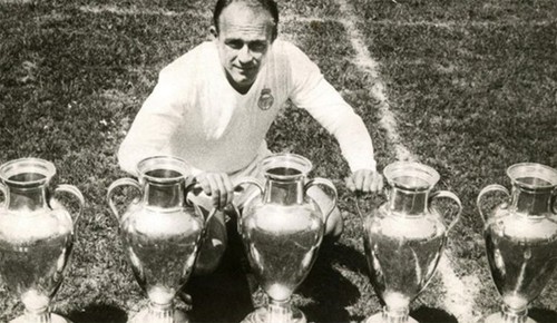 30.000 người ký tên đòi thu hồi năm Cup C1 của Real Di Stefano và năm Cup C1 của Real cuối thập niên 1950.