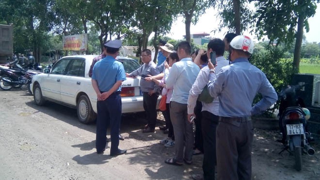 Giải cứu đoàn xe công vụ bị 'nhốt' gần 4 ngày Doanh nghiệp cho rằng đó là khu vực công trường, không phải đường tham gia giao thông nên lực lượng chức năng không được kiểm tra và xử lý (ảnh: Đức Văn)