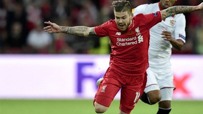 CĐV Liverpool hài hước khi sửa hồ sơ của tội đồ Moreno Moreno (áo đỏ) khiến Liverpool bị thua ngược. Ảnh: Reuters