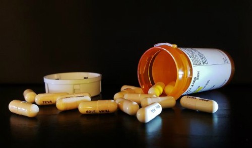 Vì sao không nên lạm dụng thuốc kháng sinh? Các loại kháng sinh như amoxicillin tiêu diệt các vi khuẩn có lợi trong ruột. Ảnh: Public Domain.