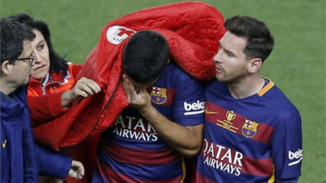 Suarez suýt khóc vì dính chấn thương nặng Suarez rời sân trong trận chung kết Cup Nhà vua.
