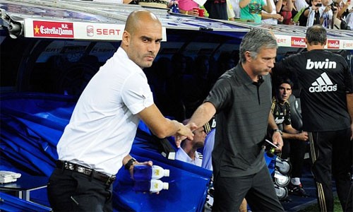 Mourinho đối đầu Guardiola ngay khi đến Man Utd Guardiola (trái) và Mourinho sớm tái ngộ kình địch. Ảnh: AFP.