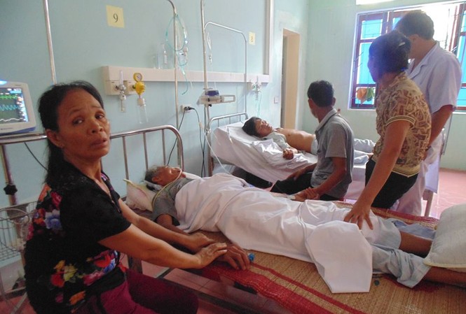 Cả gia đình kích động cười khóc, chửi bới vì ăn rau lạ Gia đình anh Quý đang được các bác sỹ điều trị tại bệnh viện