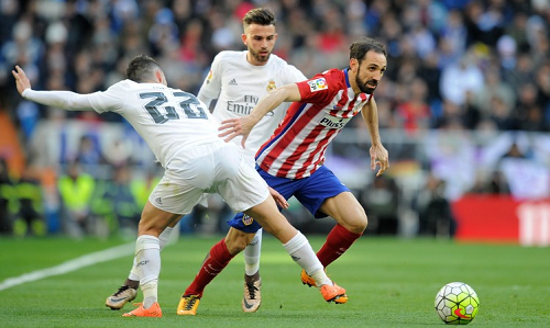 Atletico chưa từng thắng ở chung kết Champions League Atletico (áo sọc đỏ trắng) nhiều lần ôm hận trước kình địch tại Champions League. Ảnh: AFP.