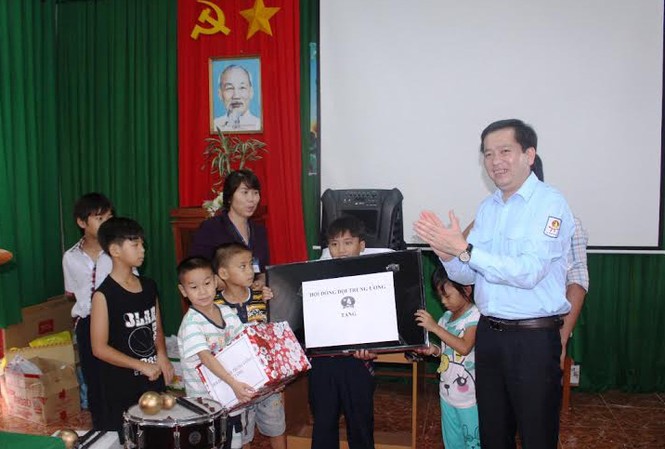 Lễ khai mạc hè và hưởng ứng Tháng hành động vì trẻ em 2016 Bí thư T.Ư Đoàn Nguyễn Long Hải, Chủ tịch Hội đồng đội T.Ư trao quà cho các em thiếu nhi.