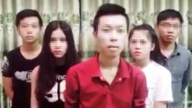 Bác thông tin đuổi học, phạt tiền nhóm “diễn viên” nói xấu thi cử Việc nhóm học sinh, sinh viên này lên mạng xin lỗi về hành động nông nổi của mình là từ ý thức tự giác, không chịu tác động bởi công an. Ảnh cắt từ clip (Xin loi noi xau thi cu Hue)