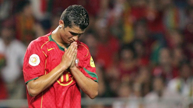 Messi, Ronaldo: Ai là người mạnh mẽ Ronaldo và khuôn mặt đẫm lệ 12 năm trước...