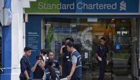 Cướp Ngân hàng Standard Chartered chấn động Singapore Cảnh sát phong tỏa hiện trường vụ cướp ngân hàng.
Ảnh: STRAITS TIMES