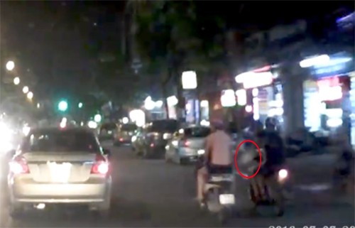 Bị cướp túi giữa đường, hai cô gái suýt lao vào ôtô Hai thanh niên đi xe máy áp sát rồi lách sang phía bên phải giật túi xách của cô gái. Ảnh cắt từ clip
