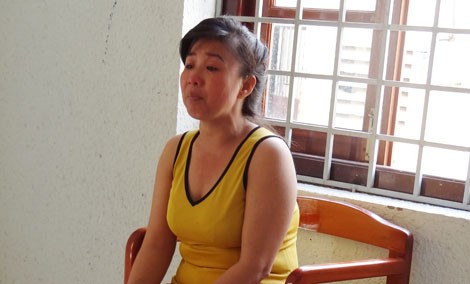 Hai mẹ con cùng làm tiếp viên trong quán cà phê kích dục Đối tượng Nhiễn.