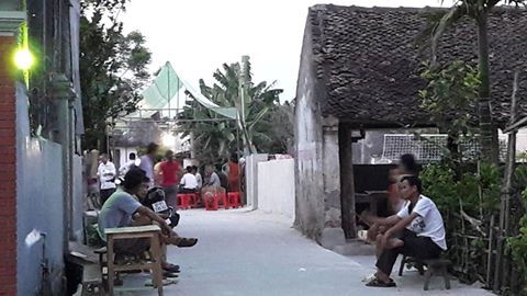Cán bộ địa chính tử vong trong nhà riêng Rất đông người dân tới thăm hỏi, chia buồn tại nhà riêng nạn nhân.