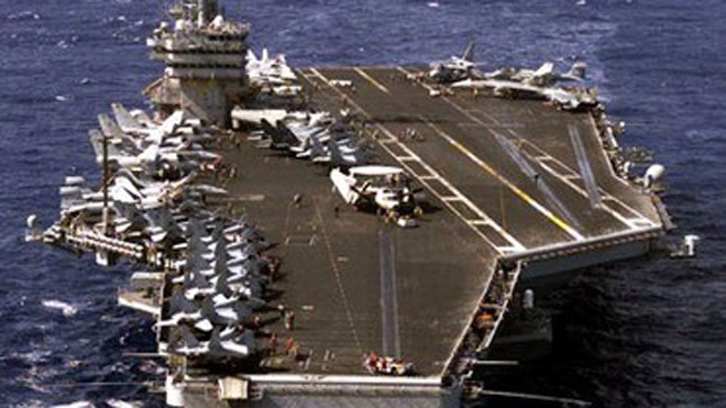 Cuộc sống nhộn nhịp dưới boong tàu sân bay Mỹ Tàu sân bay USS Eisenhower. Ảnh: Reuters