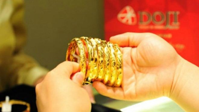 Doanh nghiệp vàng mạnh tay thu hẹp biên độ mua bán Biên độ mua bán vàng được các doanh nghiệp co hẹp đáng kể.