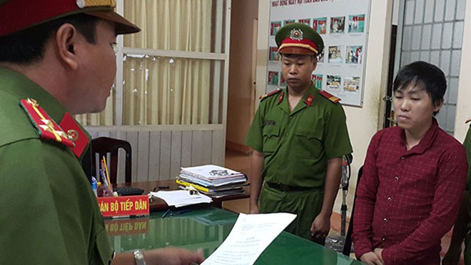 Yêu tập thể với 3 thanh niên, bé gái 14 tuổi mang thai Công an thị xã Long Mỹ (Hậu Giang) đọc lệnh bắt tạm giam đối với Sang (áo ca-rô).