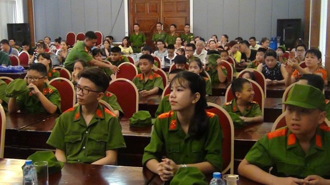 'Công an nhí' với hành trình Đi để biết – Học để sống Chiến sĩ công an nhí ngày nhập môn.