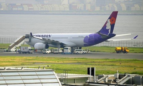 Máy bay nổ 8 lốp, đường băng Tokyo đóng cửa Máy bay Hawaiian Airlines buộc phải quay đầu hạ cánh khẩn cấp và bị nổ lốp. Ảnh: AP
