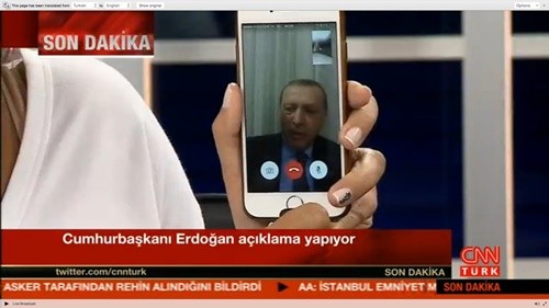 Ông Erdogan và cú điện thoại đập tan âm mưu đảo chính Tổng thống Thổ Nhĩ Kỳ Recep Tayyip Erdogan gọi điện thoại tới kênh CNN Turk thúc giục người dân xuống đường chống lại âm mưu đảo chính. Ảnh: Twitter