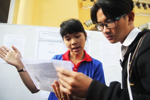 Sáng mai, nhiều cụm thi công bố điểm thi Thí sinh Long An dự thi THPT Quốc gia 2016 tại cụm thi do Đại học Sài Gòn chủ trì. Ảnh: Mạnh Tùng/VnExpress