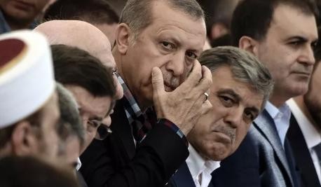 Thổ Nhĩ Kỳ lên tiếng về cáo buộc dàn dựng đảo chính Tổng thống Thổ Nhĩ Kỳ Recep Tayyip Erdogan (chính giữa). Ảnh: AFP