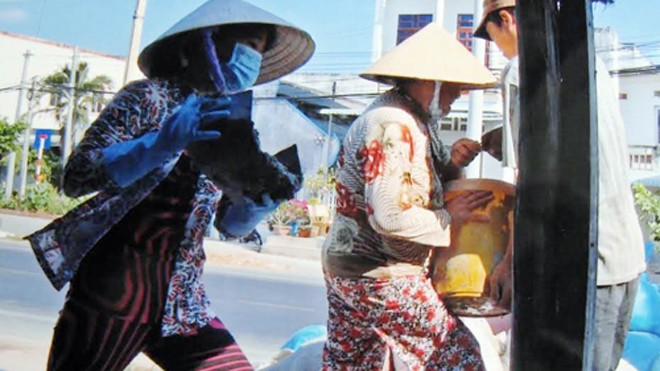 Phát khổ vì bị mẹ con hàng xóm vô cớ đập phá nhà 40 lần Hai mẹ con hơn 40 lần đập phá nhà hàng xóm. Ảnh: Nạn nhân cung cấp