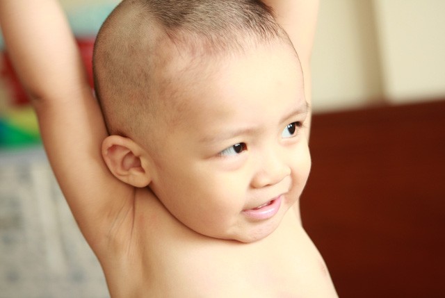 Những lưu ý nếu định cạo đầu cho bé Các chuyên gia khuyến cáo, phụ huynh chỉ nên cắt ngắn, không nên cạo trọc đầu của trẻ. Ảnh: Chí Cường