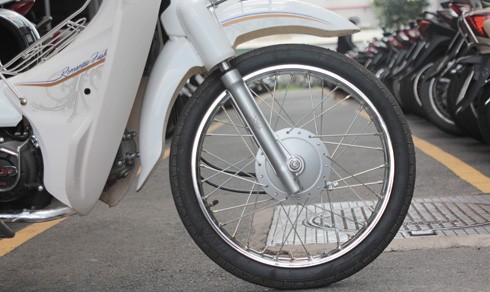 Những điều cần biết về giảm xóc trước xe máy Phuộc giảm chấn thủy lực phía trước một chiếc Honda Cub.