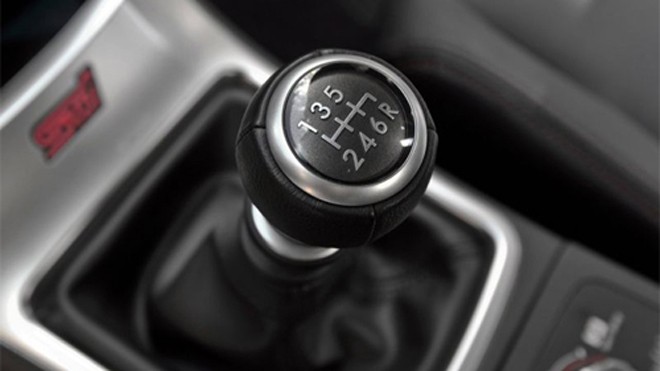 Kẻ cướp ôtô bị bắt vì không biết lái xe số sàn Tài xế của chiếc xe thoát nạn nhờ hộp số sàn. Ảnh minh họa.
