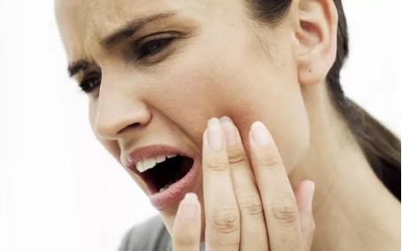 Vì sao không nên bỏ qua hiện tượng chảy máu chân răng? Viêm nha chu là giai đoạn nặng của bệnh viêm lợi, thường gặp ở tuổi trung niên