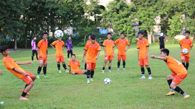 U16 Việt Nam phân tích Australia trước chung kết Buổi tập chiều 22/7 của U16 Việt Nam rộn tiếng cười. Các học trò của HLV Đinh Thế Nam có chút hồi hộp trước trận chung kết. Ảnh: Đức Đồng